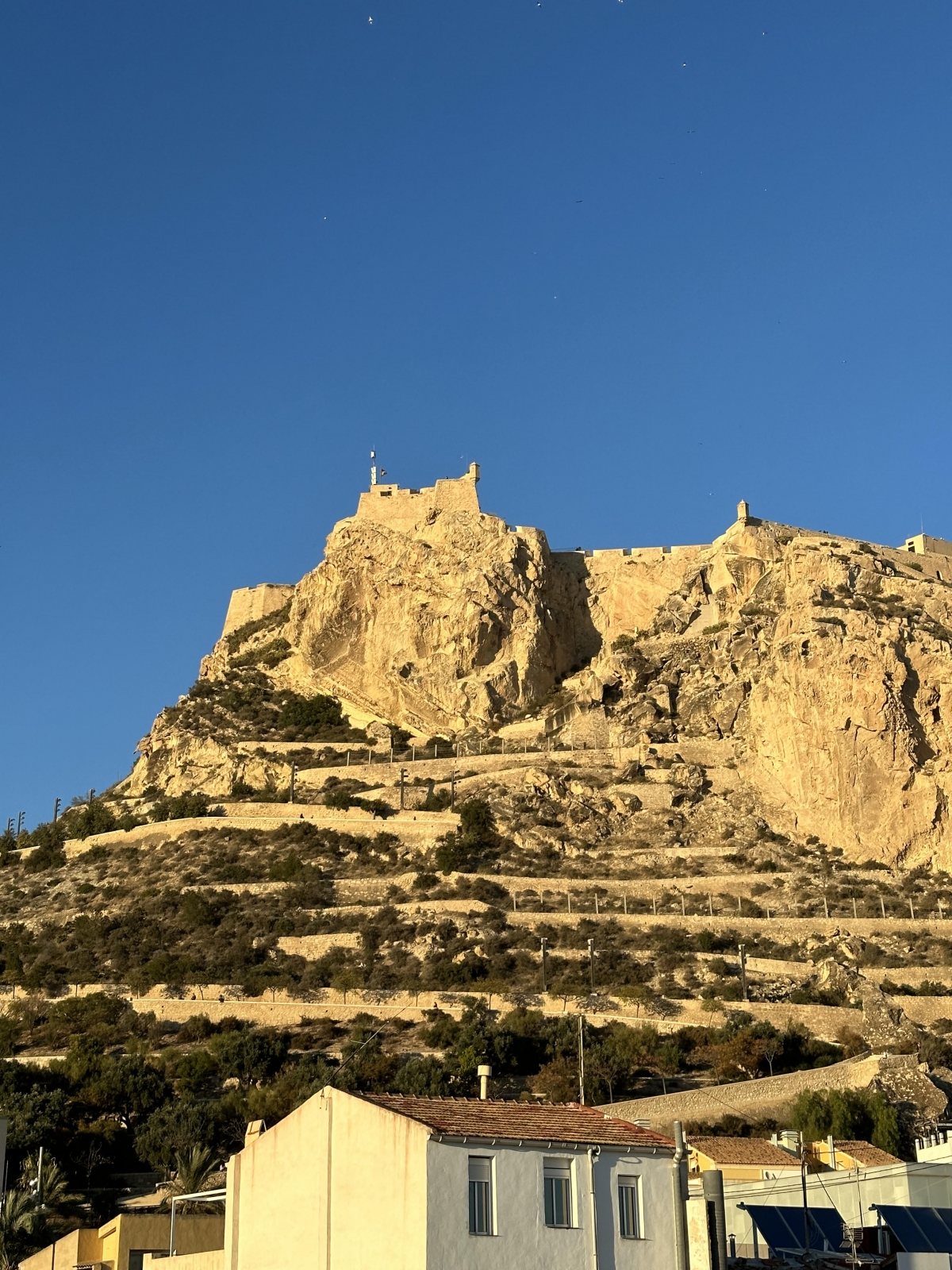 Alicante allana el destino de 500.000 € para reparar el Benacantil y la revisión de la tarifa del agua