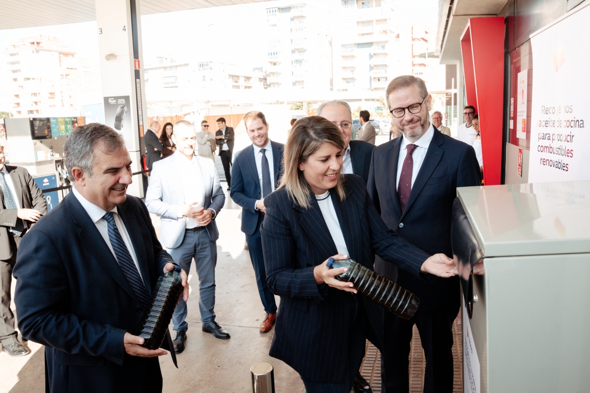 Repsol inicia la recogida de aceite de cocina usado en las estaciones de servicio de la Región de Murcia - Foto. Repsol