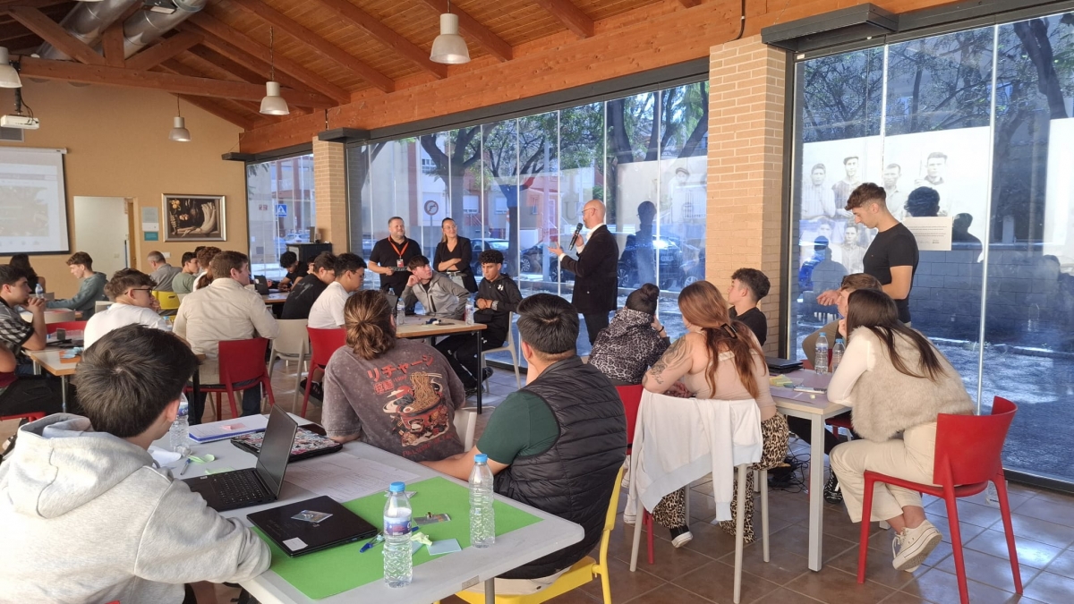 El alumnado del IES La Sénia de Paiporta propone soluciones para reactivar el comercio local tras la Dana