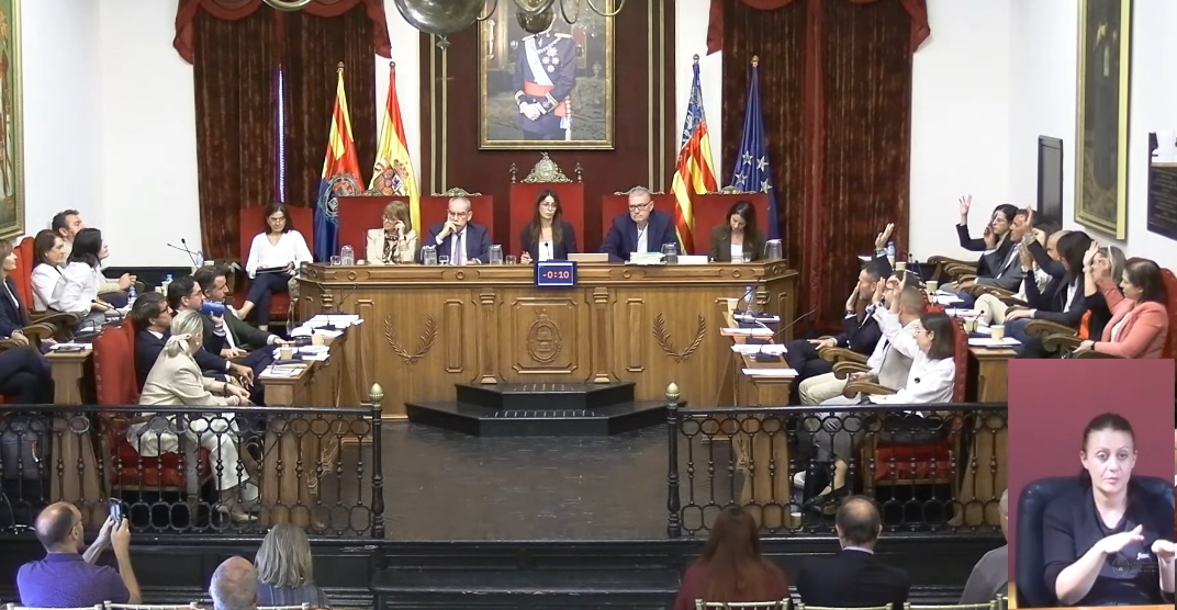 Solo PSOE y Compromís votan a favor de mantener el nombre -  - AP