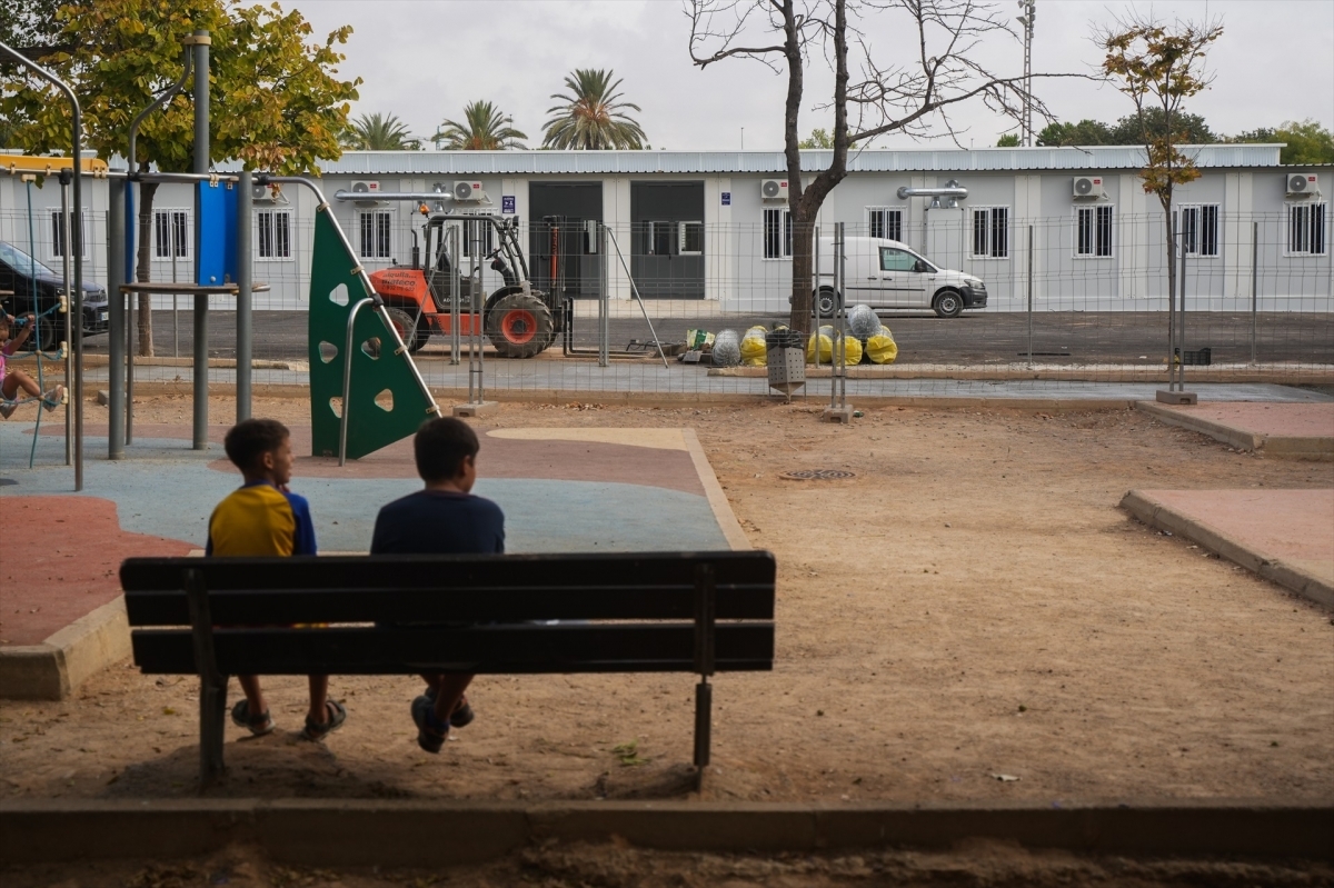 Imagen de archivo de dos niños en una zona afectada por la Dana. - Foto: JORGE GIL/EP