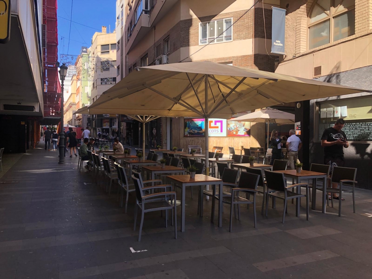 Los vecinos de las ZAS de Alicante se rebelan contra el pacto PP-Vox para ampliar horas a las terrazas 