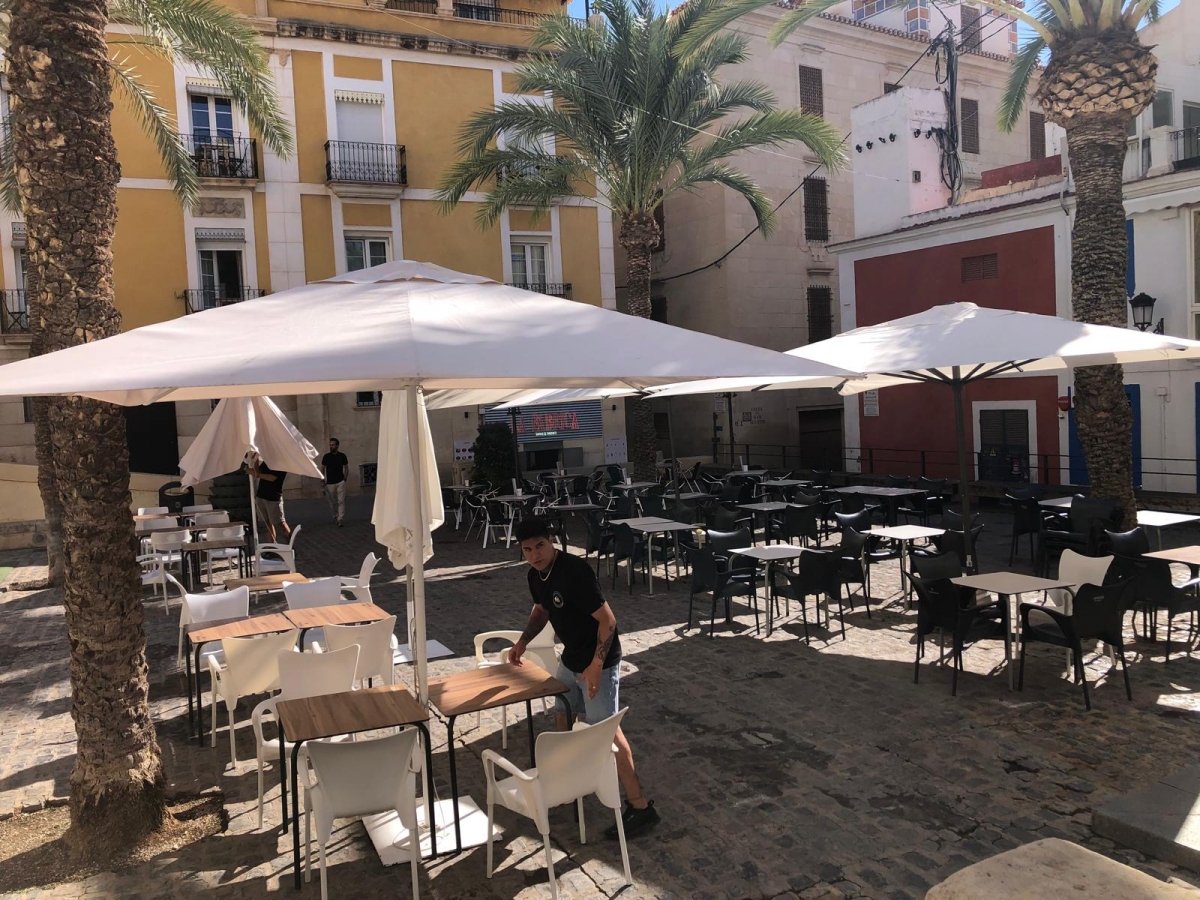 Los veladores instalados en la Plaza del Carmen de Alicante.