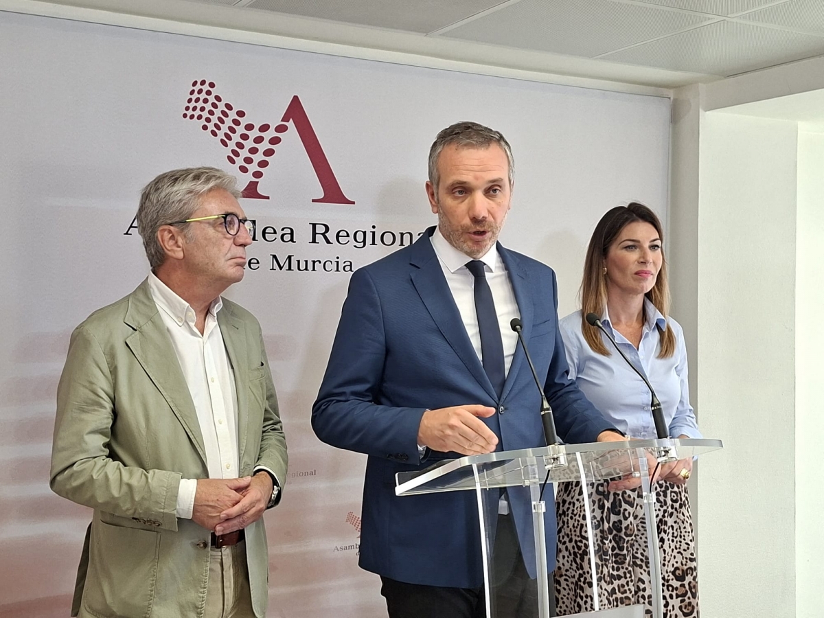 Joaquín Segado, junto con Miguel Ángel Miralles y María del Carmen Ruiz Jódar.