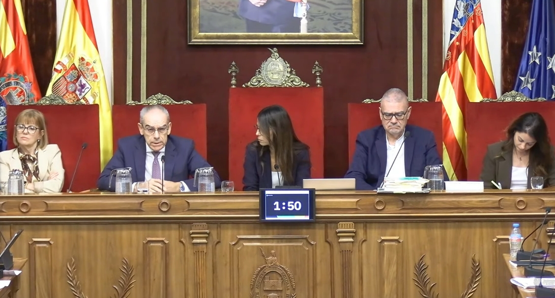 El edil de Hacienda, Francisco Soler, junto a la presidenta del pleno, Irene Ruiz - - AP