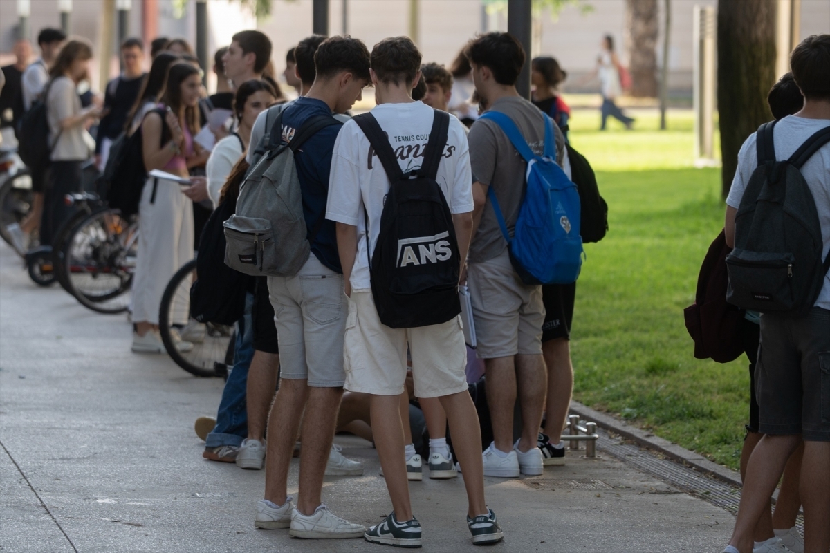 Estudiantes de selectividad momentos previos a un examen.