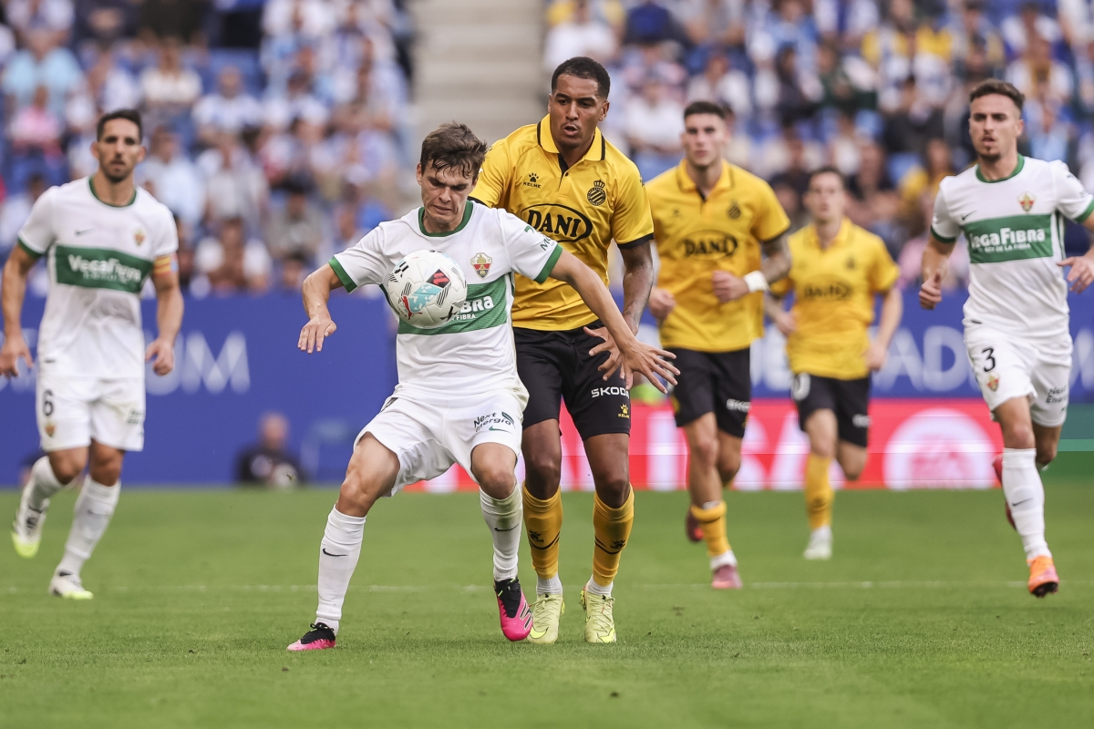 Aleix Febas protege el esférico en el RCD Espanyol-Elche CF