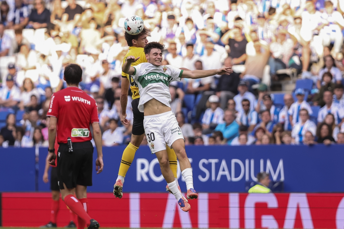 Rodrigo Mendoza disputa un balón areo en el RCDE Stadium