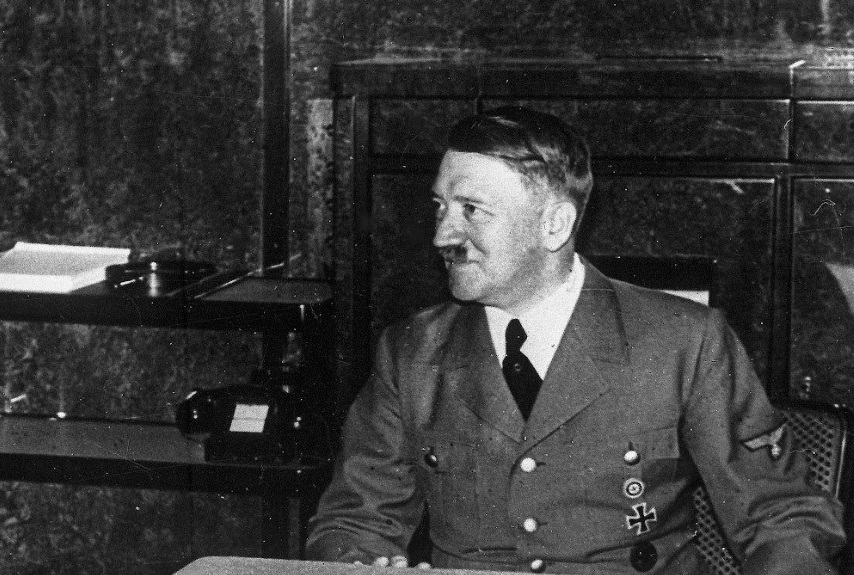 Hitler te explica lo que está pasando en el mundo