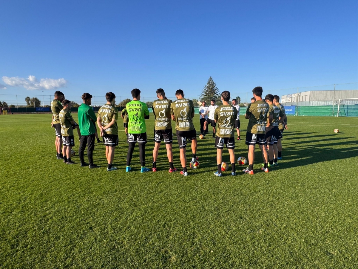 La plantilla de Los Garres antes de entrenar pensando en el Elche. - Foto: UDLG