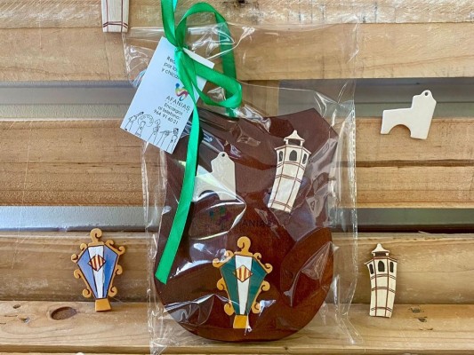 Afanías Castellón ofrenda a las Gaiatas: elabora cuidadas metopas con motivos de la Magdalena