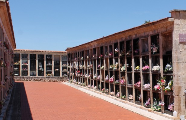 El precio de los nichos sube hasta un 104% en Alcoy: el gobierno lo justifica en el aumento del coste de los materiales y mantenimiento