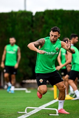 El Elche vuelve a los entrenamientos pendiente de la recuperación de Febas y Yago Santiago