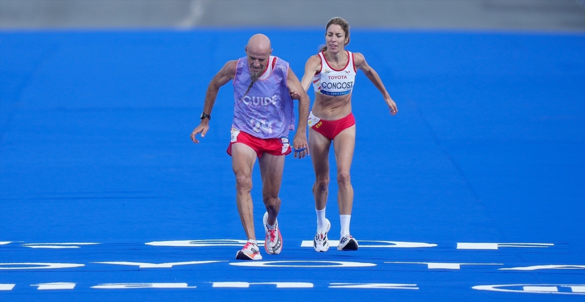 Elena Congost y su guía Mia Carol en el maratón de la clase T12 de los Juegos Paralímpicos de París.