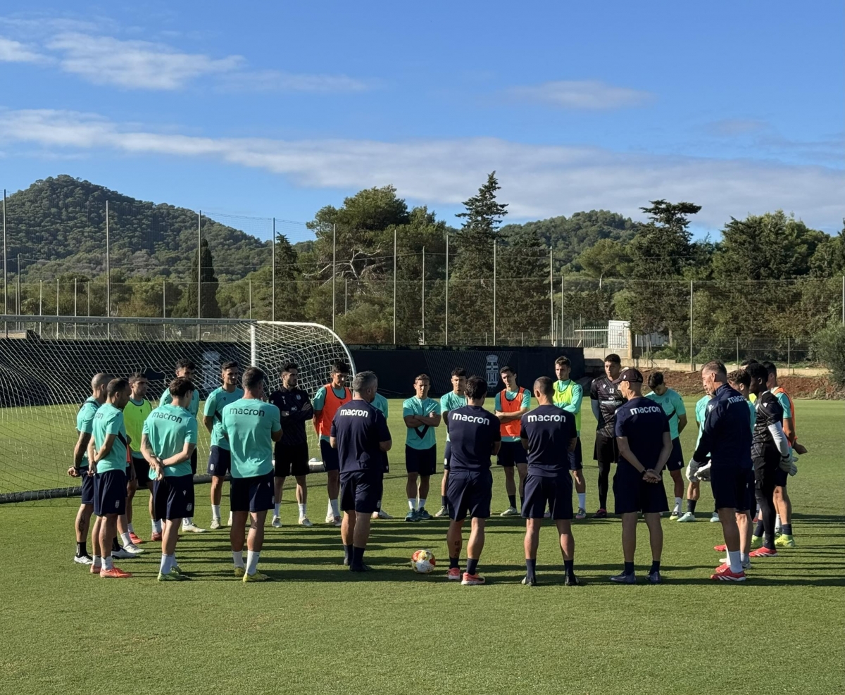 La plantilla del Efesé antes de viajar a tierras cordobesas. - Foto: FCC