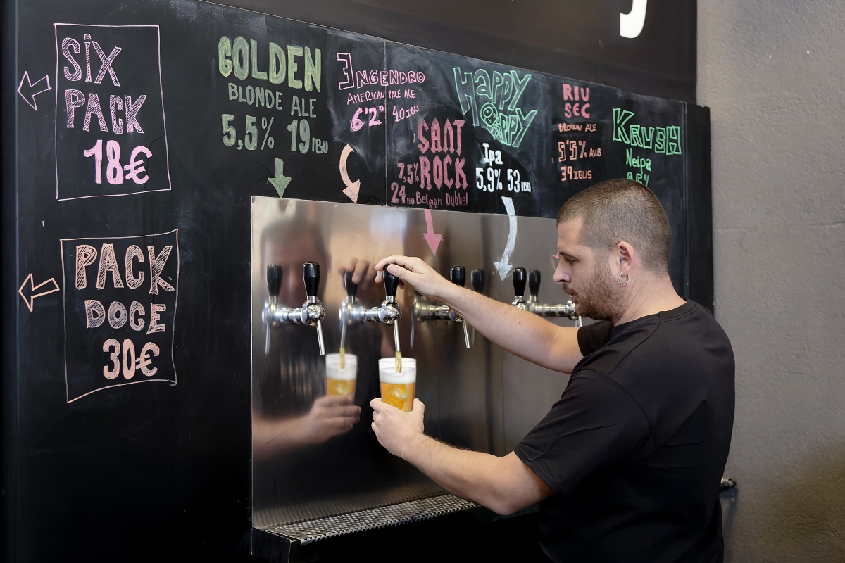 Los tours ponen a disposición del visitante seis grifos de cerveza artesana. - Foto: ANTONIO PRADAS Los tours ponen a disposición del visitante seis grifos de cerveza artesana.