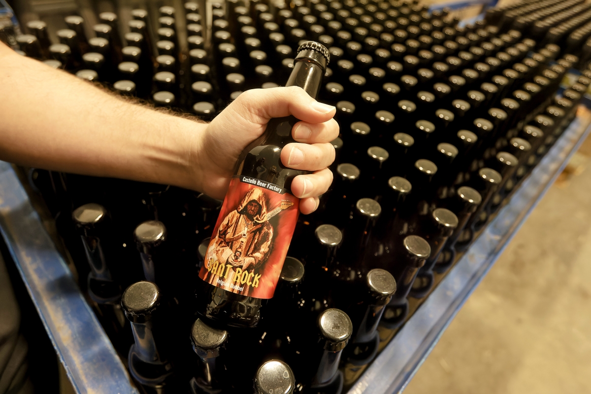 El modelo Sant Rock, de estilo Belgian dubbel, homenajea a la ermita castellonense. - Foto: ANTONIO PRADAS El modelo Sant Rock, de estilo Belgian dubbel, homenajea a la ermita castellonense.