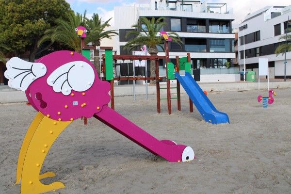San Pedro pone 'guapa' la playa de Villananitos con su mascota Mingo