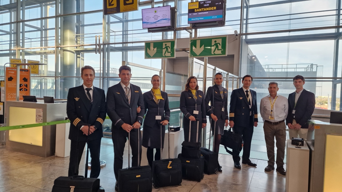 La tripulación del primer vuelo de la temporada de invierno hasta Santander. - La tripulación del primer vuelo de la temporada de invierno hasta Santander.
