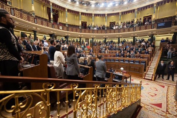 El PSOE pierde cinco de las 25 votaciones del primer Pleno tras la ruptura de Junts