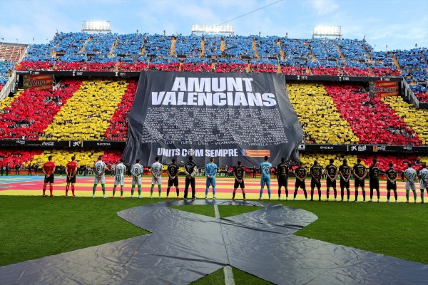 El Valencia recuerda a las víctimas y a todos los que ayudaron en la reconstrucción