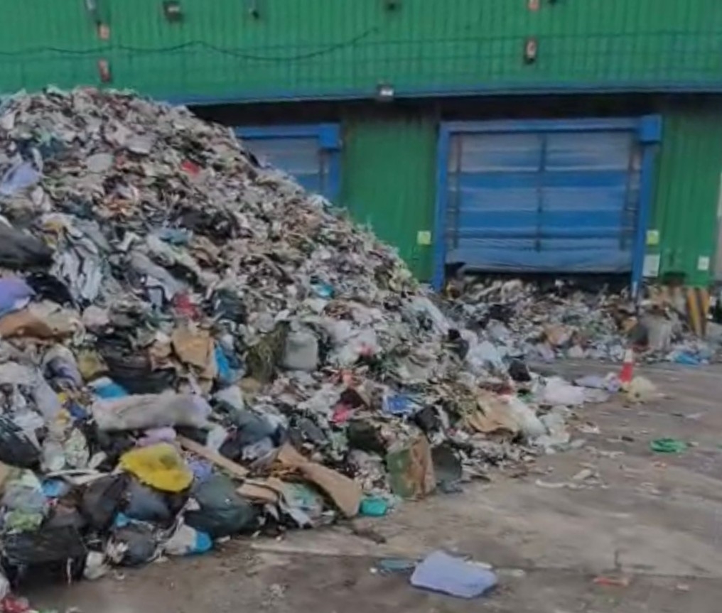 La planta de residuos de El Campello acumula basura en el exterior por tareas de mantenimiento