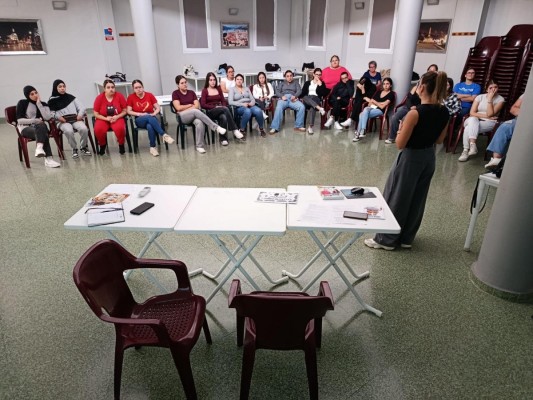 Jóvenes del IES Mediterráneo participan en una actividad del proyecto ‘Vecino del Barrio’ para acompañar a mayores de Cartagena
