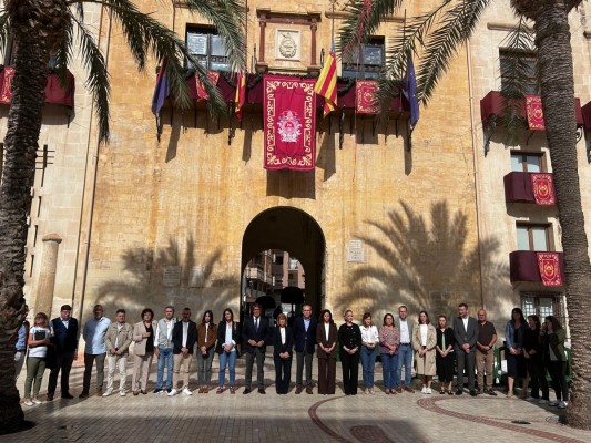 La corporación de Elche guarda un minuto de silencio en la Plaça de Baix en el aniversario de la dana