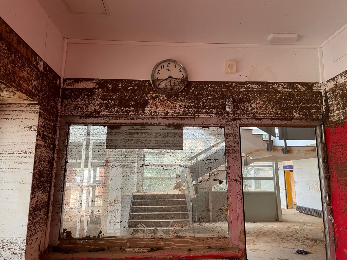 Interior del IES Alameda de Utiel, tras la Dana del 29 de octubre de 2024. - Foto: JORGE FUENTES