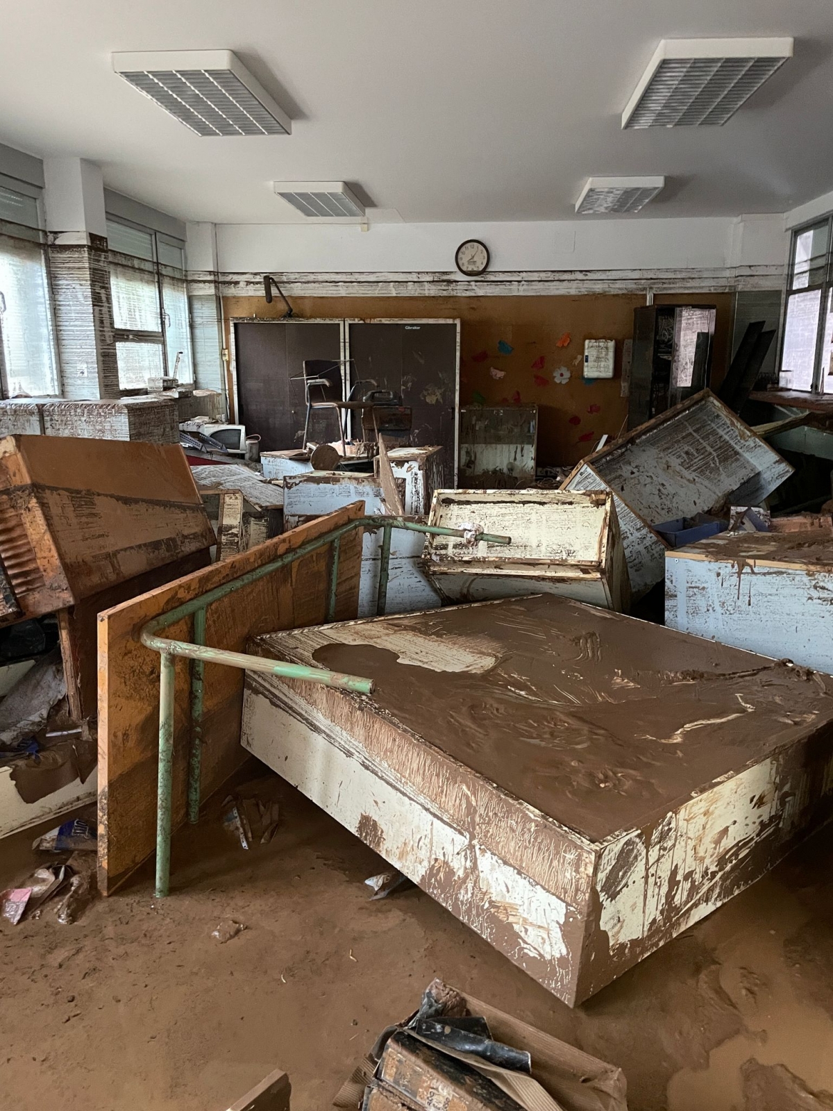Interior del IES Alameda de Utiel, tras la Dana del 29 de octubre de 2024.