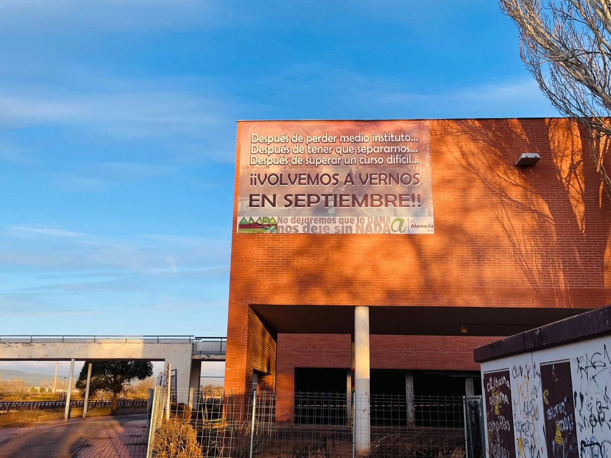 Exterior del IES Alameda de Utiel, tras la Dana del 29 de octubre de 2024.