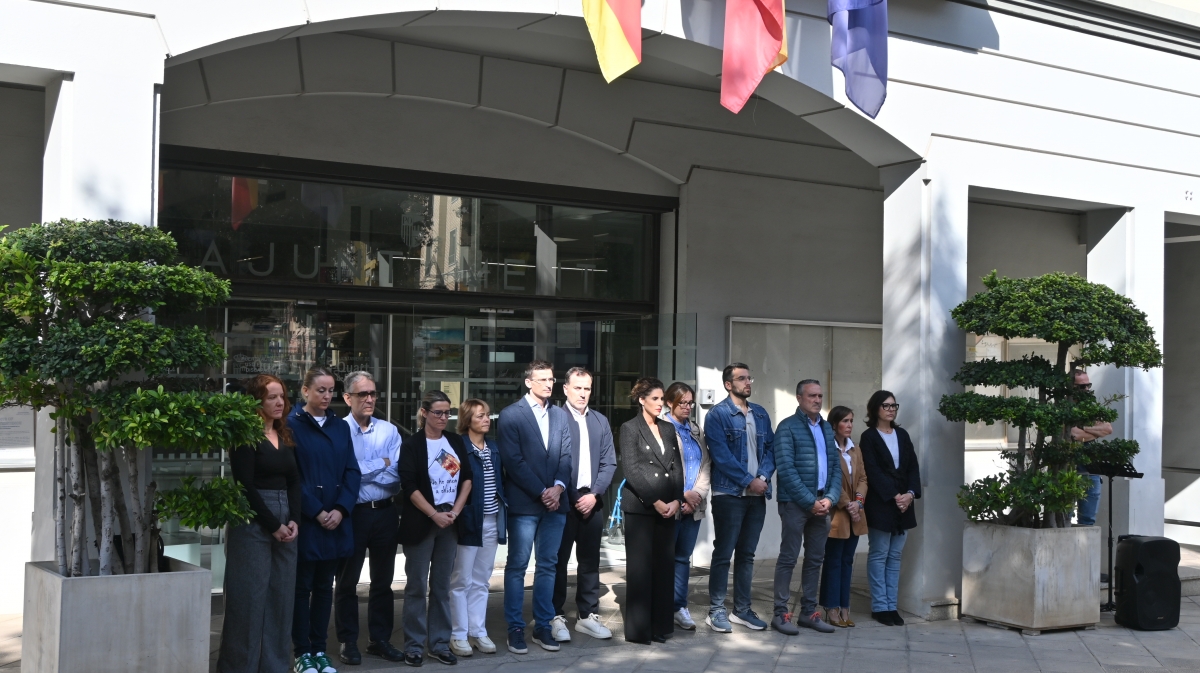 Minuto de silencio en el Ayuntamiento de Quart de Poblet por las víctimas de la Dana. - Foto: AYUNTAMIENTO DE QUART DE POBLET