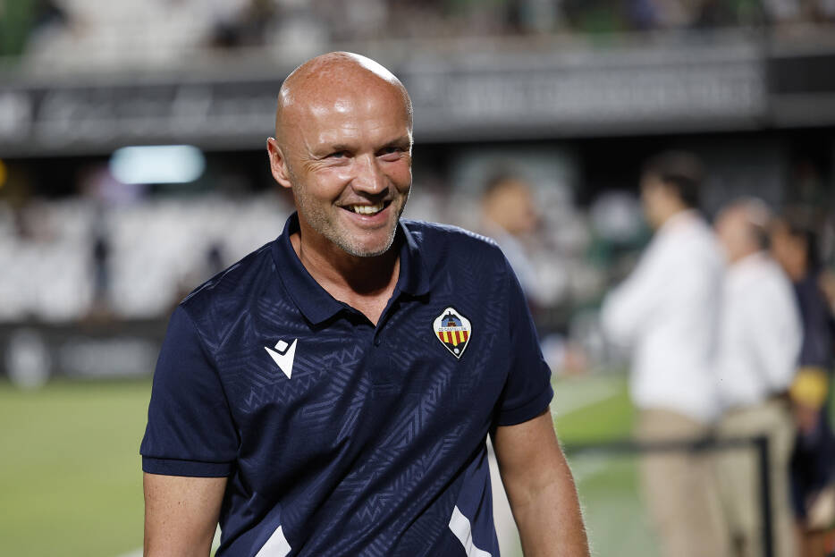 Una explosión de goles en Almería: el Castellón de Schreuder también rompe registros en Segunda