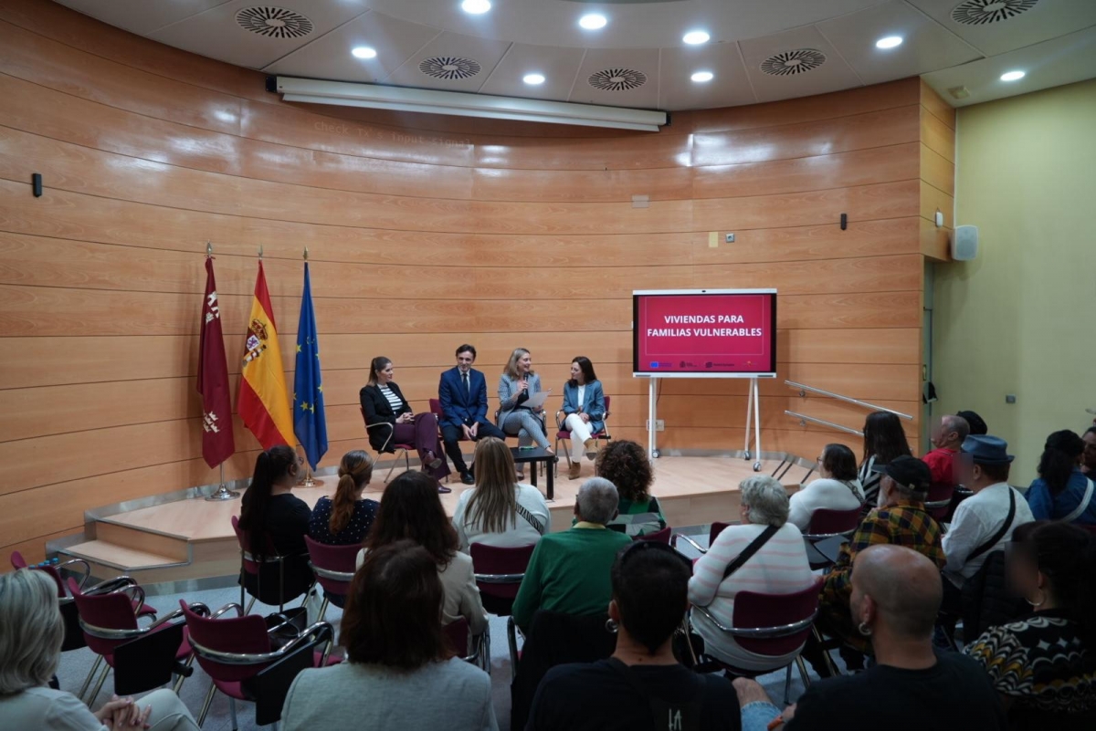 Encuentro con familias beneficiarias del programa PARES. - Foto: CARM