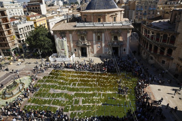 229 mantas térmicas tapizan la plaza de la Virgen en memoria de las víctimas de la Dana