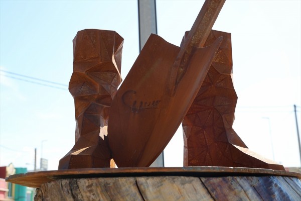 Cullera instala una escultura de botas de barro y una pala en homenaje a víctimas y voluntariado de la Dana
