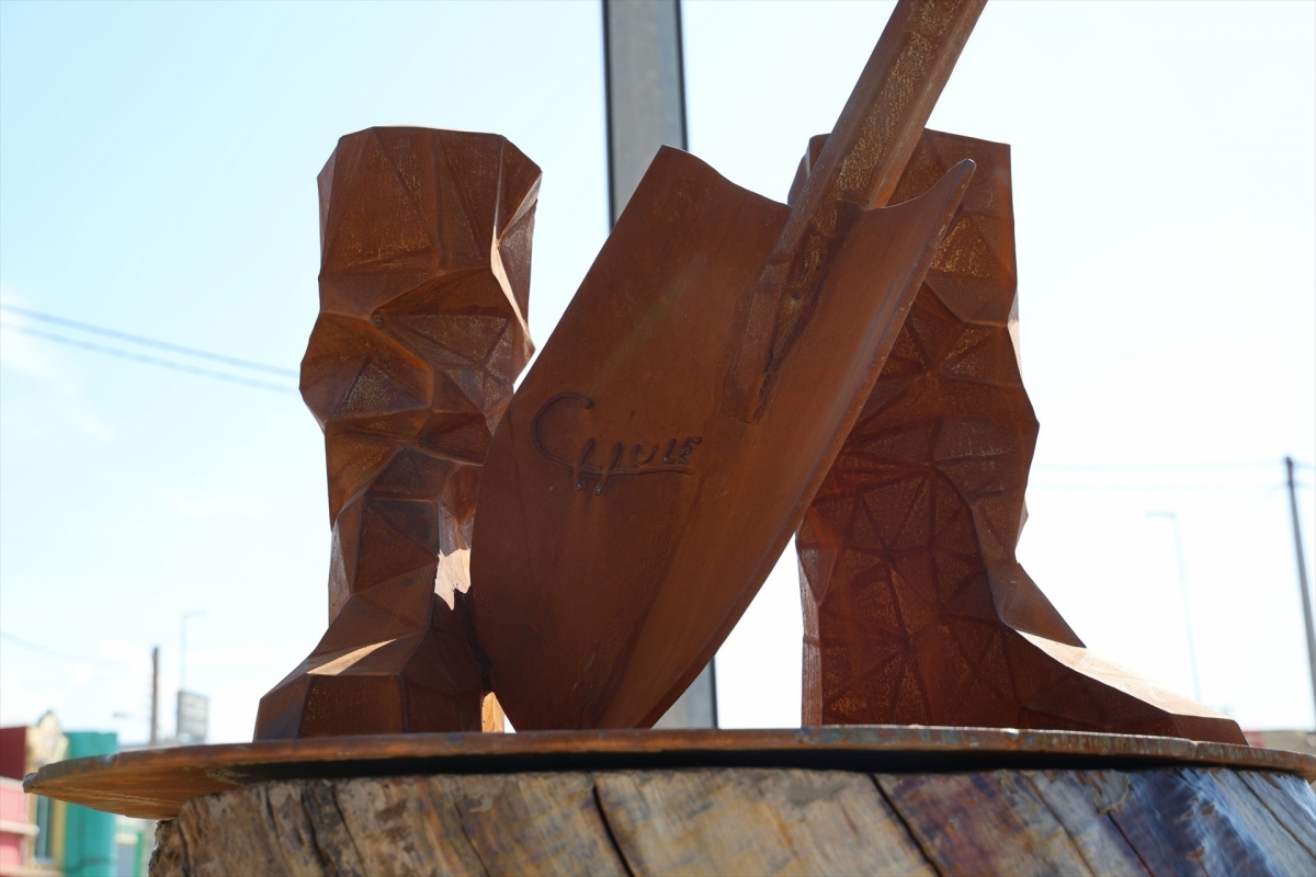 Cullera instala una escultura de botas de barro y una pala en homenaje a víctimas y voluntariado de la Dana