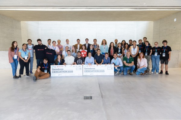 ‘Reviu la mar’, una solución de biorremediación marina con ostras, gana el Cienciathon 2025