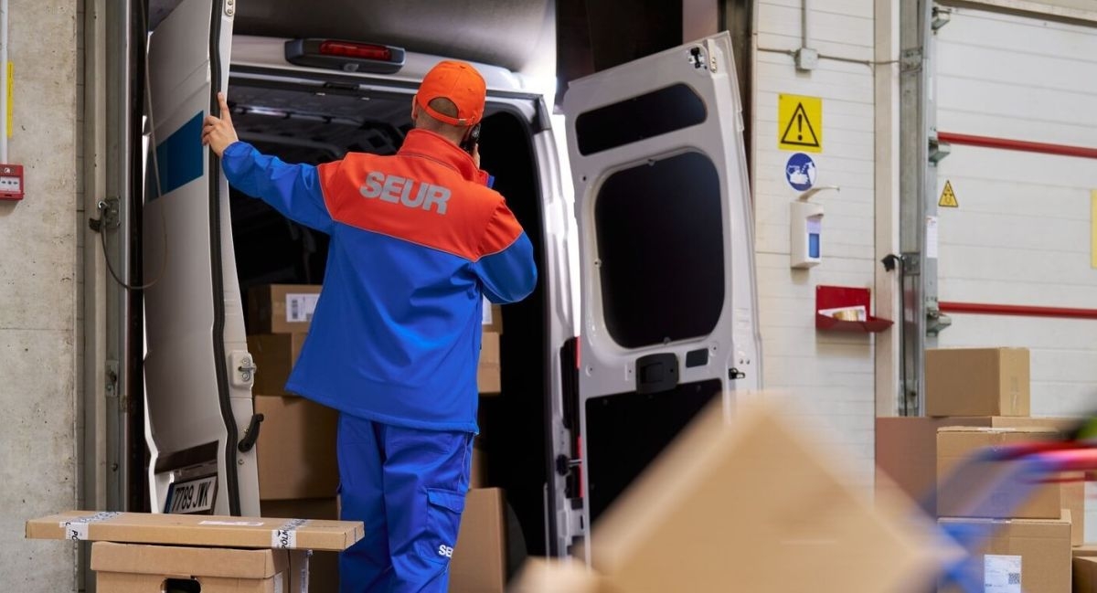 SEUR refuerza su plantilla con 2.800 incorporaciones para afrontar el Black Friday, la Navidad y las rebajas