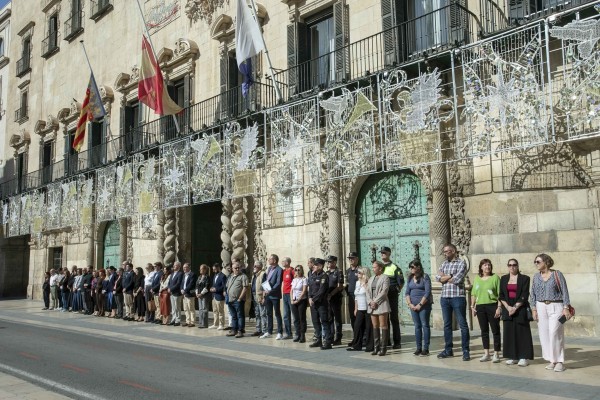 Tres minutos de silencio en homenaje y recuerdo a las víctimas de la dana en Alicante