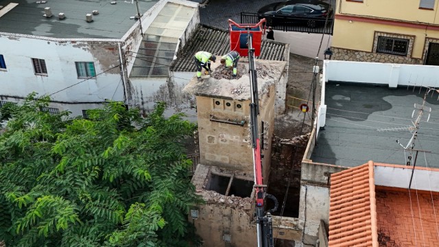 Onda inicia el derribo del antiguo transformador del Barrio Castillo y mejora la movilidad de la zona