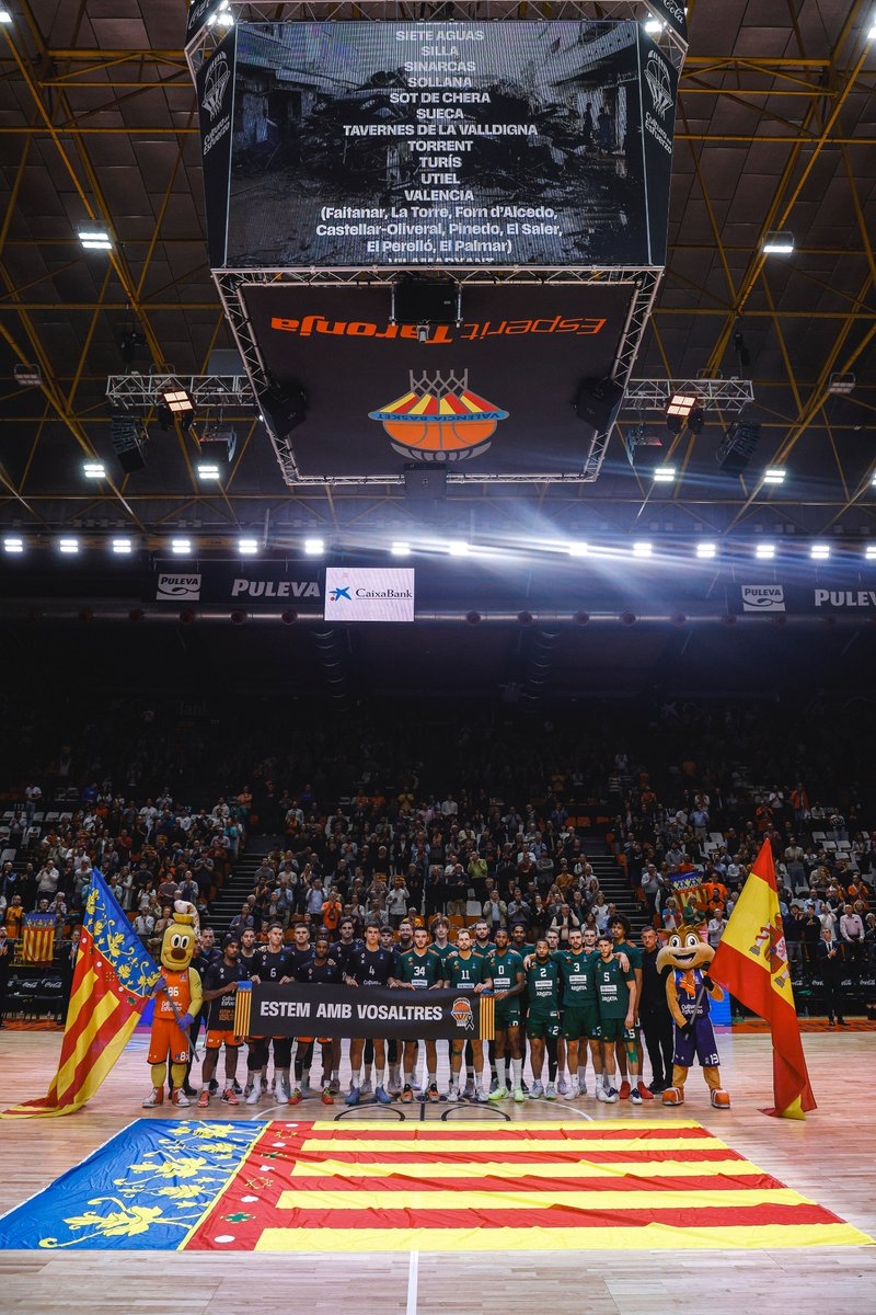 El Valencia Basket y el Roig Arena homenajean a las víctimas de la dana