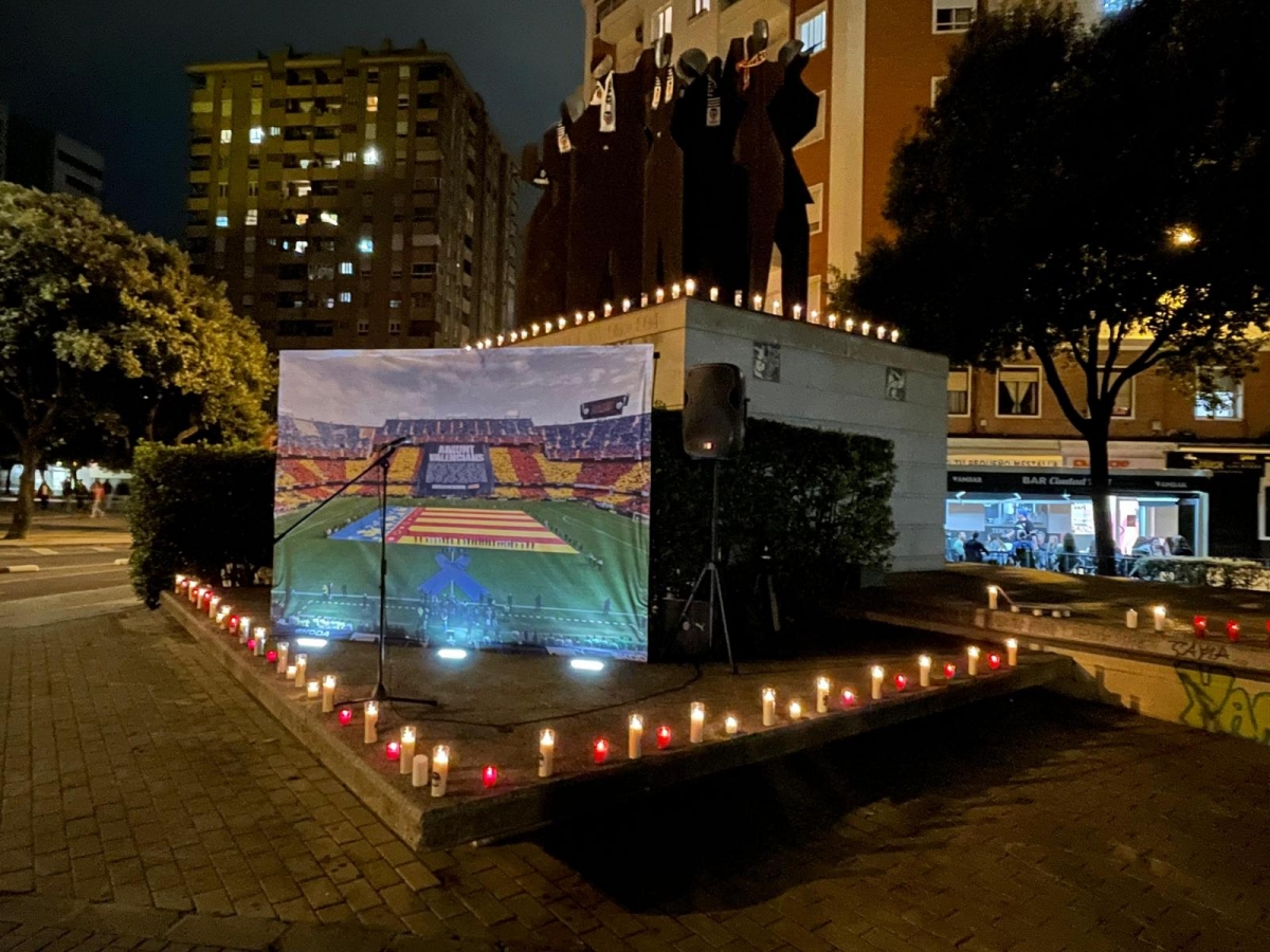El cielo de Valencia apaga las velas en el homenaje a las 229 víctimas de la DANA junto a Mestalla