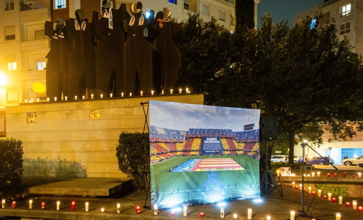 La Asociación de Futbolistas del Valencia CF homenajea a las víctimas de la dana con 229 velas junto al estadio