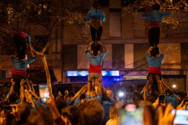 Unas 200 personas piden cárcel para Mazón ante la sede del PP catalán en Barcelona