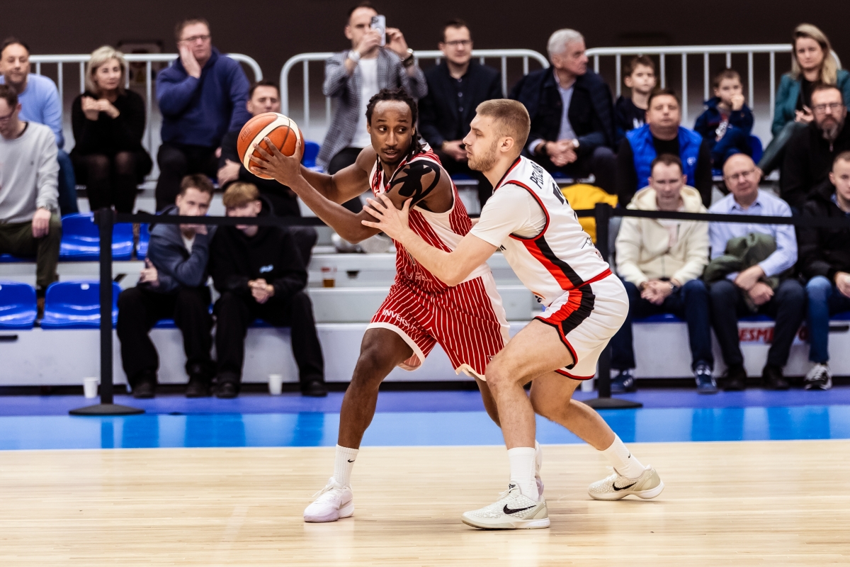 El UCAM CB arrasa en Polonia con una gran segunda parte y es líder en Europa