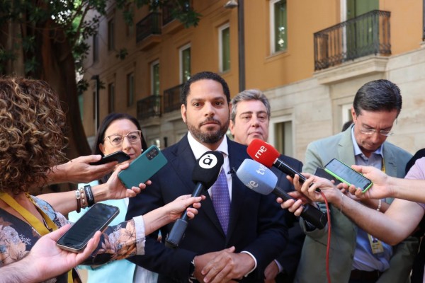 Abascal envía a su mano derecha para avisar a Mazón de que el apoyo de Vox no está garantizado