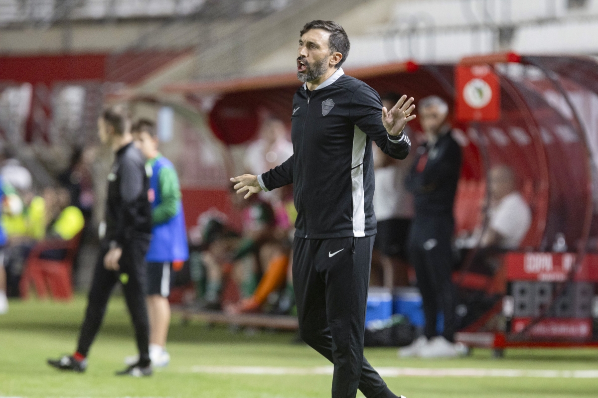 Eder Sarabia dirige a los suyos desde la banda