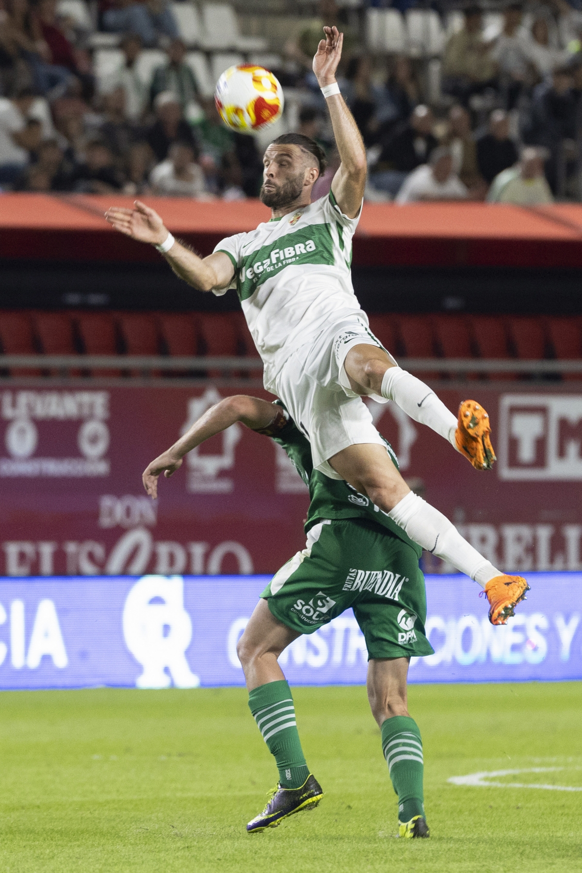 Léo Pétrot pela un balón