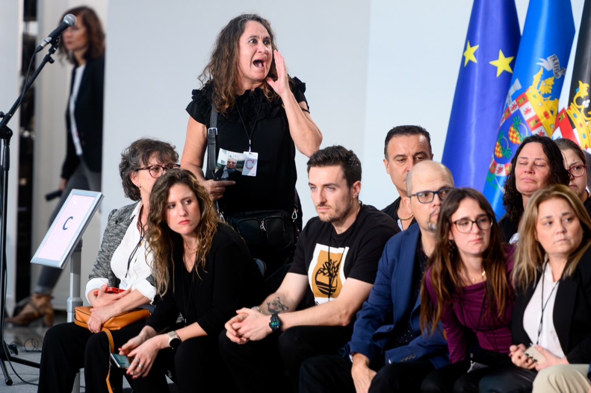 Familiares de las víctimas de la Dana reciben a Mazón al grito de 